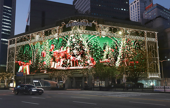 신세계백화점 본점 ‘미디어 파사드’에 송출되고 있는 크리스마스트리 영상. 신세계백화점 제공