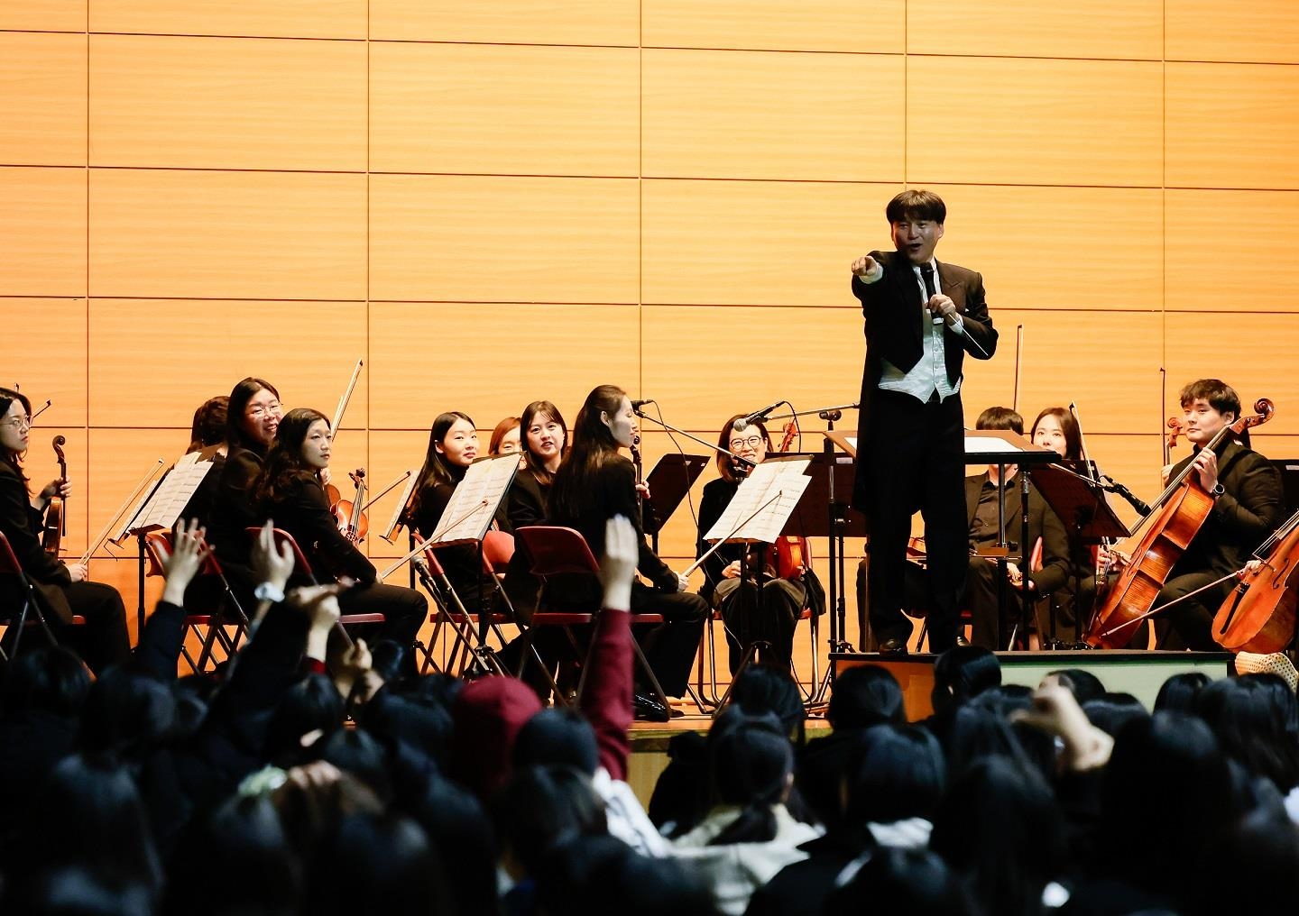 지난 29일 서울 송파구 일신여중·잠실여고에서 열린 ‘학교로 찾아가는 오케스트라 공연’에서 지휘자가 학생들의 지휘 이벤트를 진행하고 있다. 송파구 제공