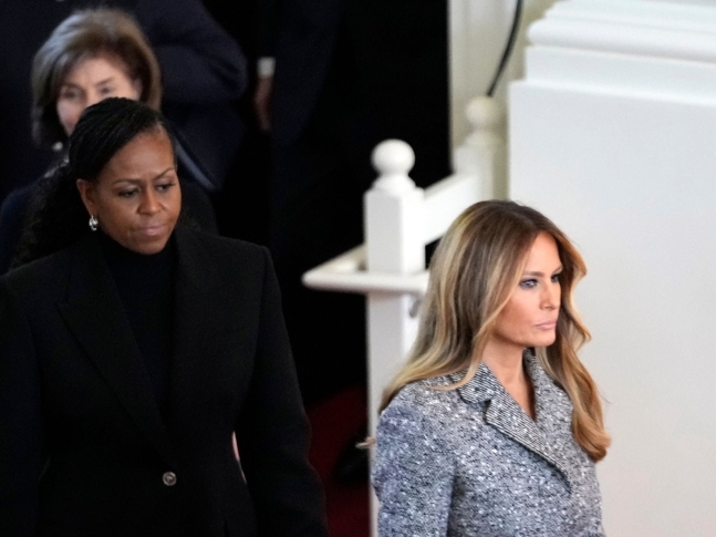 미국의 전·현직 퍼스트레이디 5명이 지미 카터 전 미국 대통령의 부인 로절린 여사의 장례식에 참석했다. 멜라니아 여사(오른쪽)는 남편의 재임 시절부터 즐겨 입던 브랜드인 디올의 회색 코트를 택해 유독 눈에 띄었다.  AP 연합뉴스