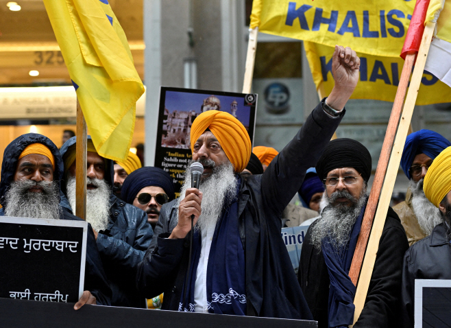 지난 25일(현지시간) 캐나다 밴쿠버 인도 영사관 앞에서 인도계 시민들이 캐나다에서 발생한 시크교도 분리주의자 암살 사건에 항의하는 시위를 하고 있다. 밴쿠버 로이터 연합뉴스