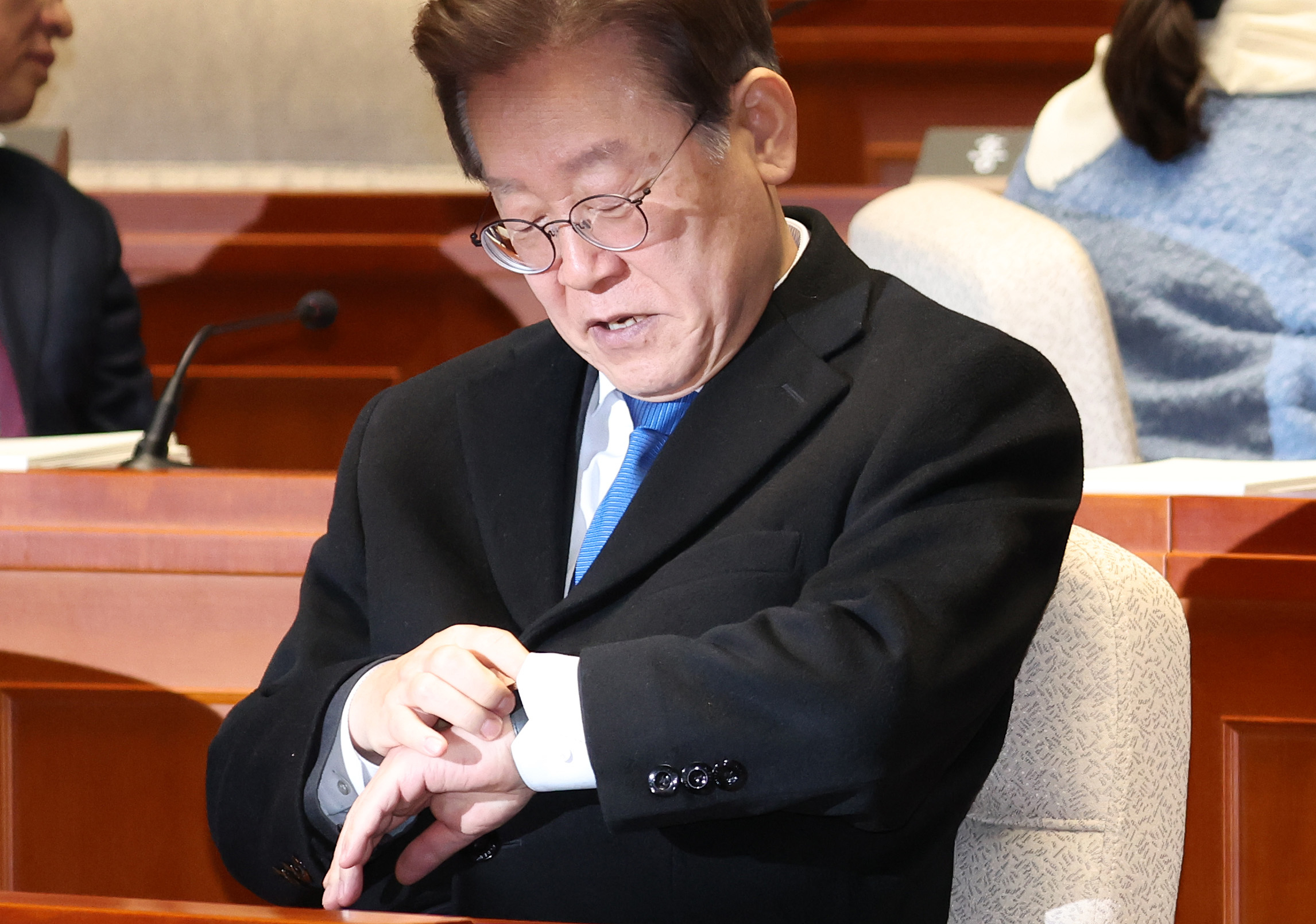 이재명 더불어민주당 대표가 30일 본회의에 앞서 열린 의원총회에서 시간을 확인하고 있다. 연합뉴스