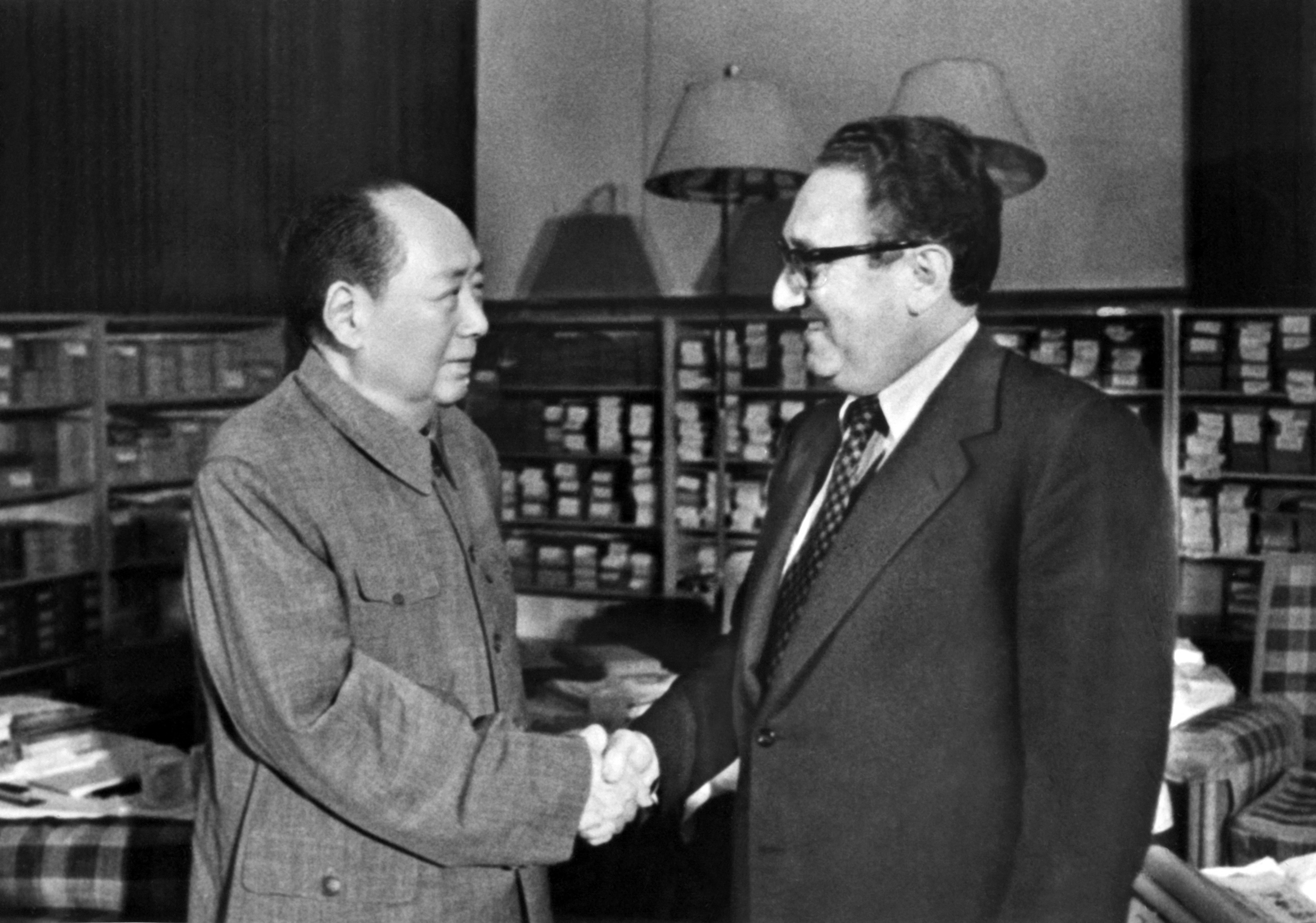 탈냉전으로 나아가는 세계 질서를 짰다는 평가를 듣는 헨리 키신저 전 미국 국무장관은 ‘핑퐁외교’(1971년)를 시작으로 중국과 교류 물꼬를 트기 시작해 미중의 공식 수교(1979년)도 이끌어 냈다. 키신저(오른쪽) 전 장관이 1973년 11월 24일 중국 베이징을 찾아 마오쩌둥 주석을 만나는 장면. AFP 연합뉴스
