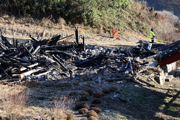30일 경기도 안성시 죽산면 칠장리 칠장사 요사채가 전날 오후 발생한 화재로 인해 잿더미로 변해 있다. 경찰과 소방 당국은 이날 오전 화재 현장에서 합동 감식을 벌일 예정이다. 2023.11.30  연합뉴스