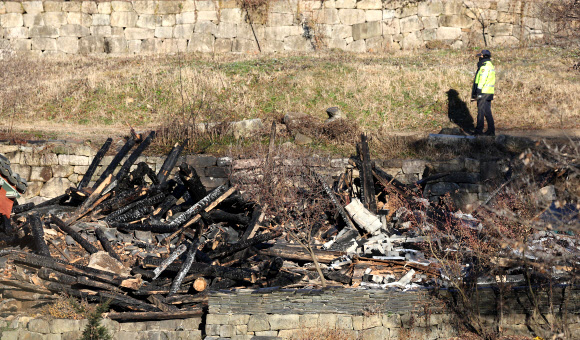 29일 오후 화재가 발생한 경기도 안성시 죽산면 칠장리 칠장사 요사채 인근에서 경찰이 30일 합동 감식을 앞두고 현장을 통제하고 있다.  경기남부경찰청에 따르면 경기남부청 과학수사대, 안성경찰서, 소방 당국, 국립과학수사연구원이 이날 오전 화재 현장에서 합동 감식을 벌일 예정이다. 2023.11.30  연합뉴스