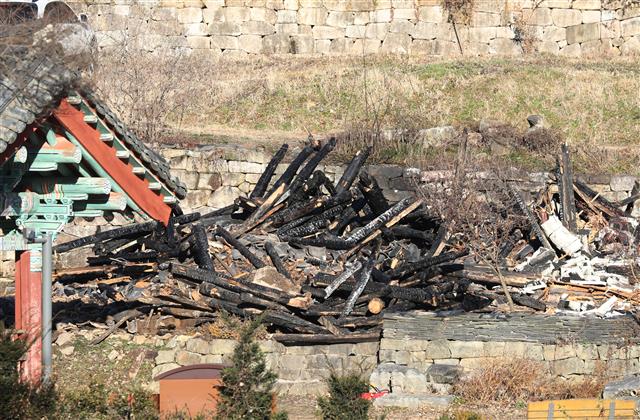 30일 오전 경기 안성시 죽산면 칠장사 요사채가 전날 발생한 화재로 불에 타 잔해들만 남아있다. 경기남부청 과학수사대는 안성경찰서, 소방, 국립과학수사연구원과 함께 이날 오전 화재현장에 대한 합동감식을 진행할 예정이다. 2023.11.30 뉴스1