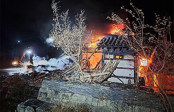 조계종 제33·34대 총무원장을 지낸 상월결사 회주 자승 스님이 29일 오후 화재가 발생한 경기 안성 죽산면 칠장사 내 요사채에서 숨진 채 발견됐다. 소방당국은 사찰 요사채에서 불이 났다는 신고를 받고 화재를 진압하던 중 건물 내부에서 시신 한 구를 발견했다. 조계종 주요 관계자는 입적한 스님이 제33?34대 총무원장을 지낸 자승 스님이라고 확인했다. 사진은 이날 칠장사 화재현장.  2023.11.30 경기도소방재난본부 제공