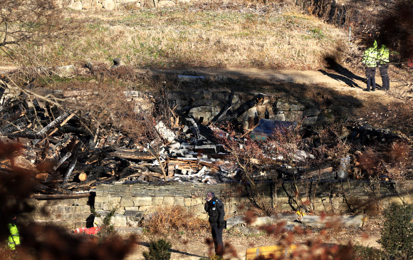30일 오전 경기도 안성시 칠장사 요사채 화재 현장 출입을 경찰이 통제하고 있다. 이 화재로 조계종 총무원장을 지낸 자승스님이 입적했다. 2023.11.30  연합뉴스