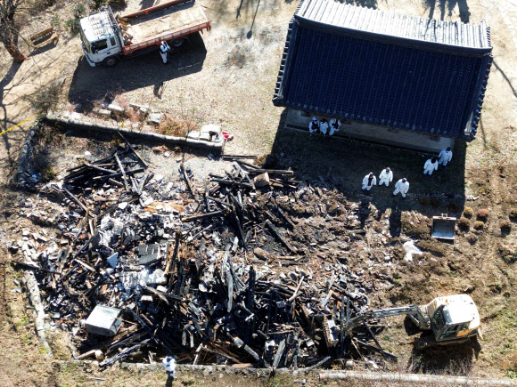 지난 29일 경기 안성시 칠장사 내 스님이 머무는 숙소인 요사채에 발생한 화재로 대한불교조계종 전 총무원장 자승스님이 입적한 사고가 발생한 가운데 30일 오전 국가과학수사관들이 현장 감식을 하고 있다. 2023.11.30  공동취재