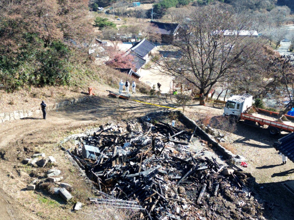 지난 29일 경기 안성시 칠장사 내 스님이 머무는 숙소인 요사채에 발생한 화재로 대한불교조계종 전 총무원장 자승스님이 입적한 사고가 발생한 가운데 30일 오전 국가과학수사관들이 현장 감식을 하고 있다. 2023.11.30  공동취재