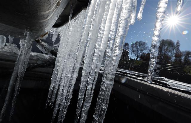 체감기온이 영하 10도를 넘나들며 동장군이 맹위를 떨친 30일 서울 여의도 한강변에 고드름이 맺혀 있다. 2023.11.30 뉴스1