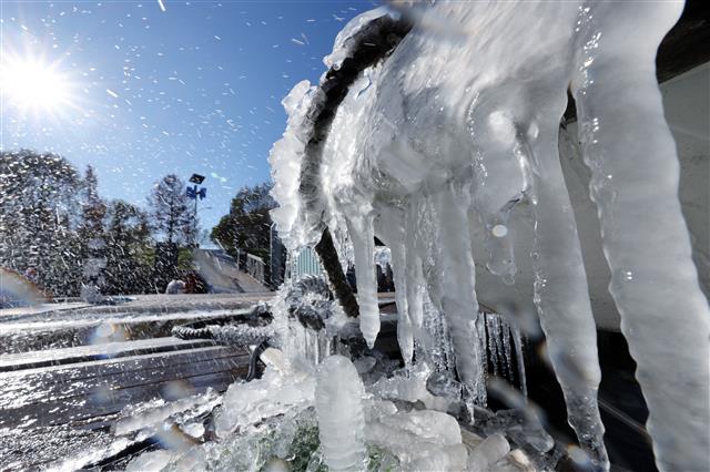체감기온이 영하 10도를 넘나들며 동장군이 맹위를 떨친 30일 서울 여의도 한강변에 고드름이 맺혀 있다. 2023.11.30 뉴스1
