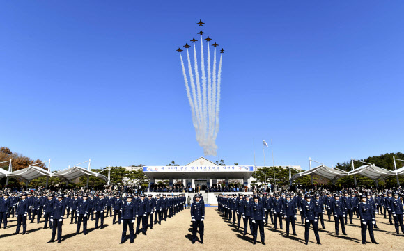30일 경남 진주시 공군교육사령부에서 열린 제151기 학사사관후보생 임관식에서 공군 특수비행팀 ‘블랙이글스’가 신임 장교의 임관을 축하하며 축하 비행을 하고 있다. 2023.11.30 공군 제공
