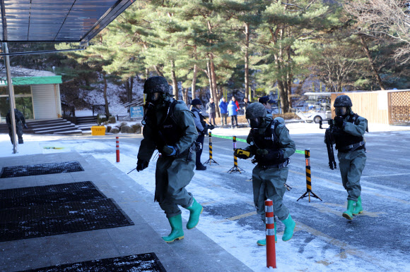 육군 36사단이 30일 2024강원동계청소년올림픽 경기가 열리는 횡성군 웰리힐리파크 일원에서 경기장 테러 등에 대비한 통합방위 훈련을 했다. 사진은 36사단 CRST 요원들이 오염지역에 대해 탐지하는 모습. 2024.11.30  36사단 제공