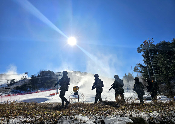 육군 36사단이 30일 2024강원동계청소년올림픽 경기가 열리는 횡성군 웰리힐리파크 일원에서 경기장 테러 등에 대비한 통합방위 훈련을 했다. 사진은 36사단 독수리여단 장병들이 경기장 주변을 수색 정찰하고 있는 모습. 2023.11.30  36사단 제공