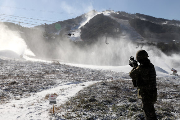 육군 36사단이 30일 2024강원동계청소년올림픽 경기가 열리는 횡성군 웰리힐리파크 일원에서 경기장 테러 등에 대비한 통합방위 훈련을 했다. 사진은 미상 드론을 안티드론건으로 무력화하고 있는 모습. 2023.11.30  36사단 제공