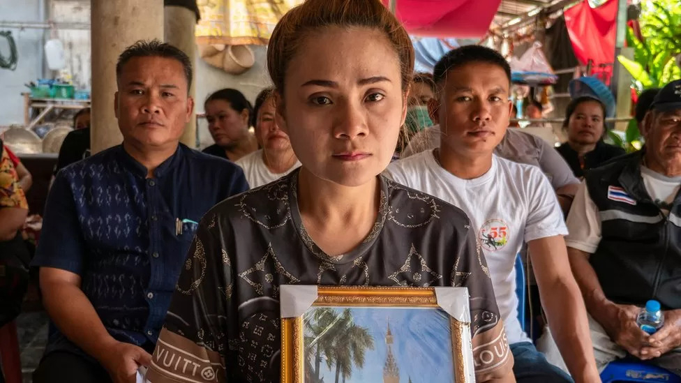 나리싸라 찬타상은 아직도 하마스에게 억류돼 있는 9명의 태국 근로자 중 한 명인 남편을 애타게 기다리고 있다. BBC 홈페이지