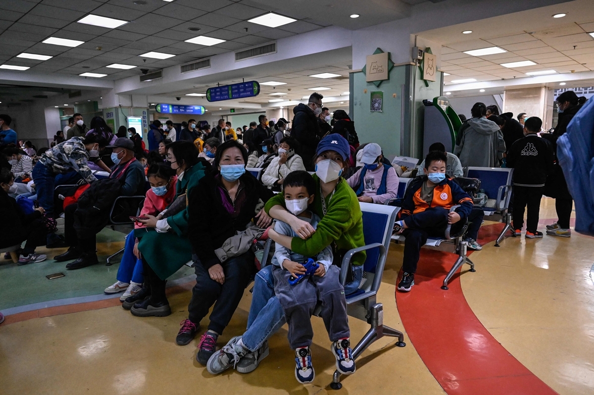 마이코플라스마 폐렴 등 호흡기 질환 중국서 확산  23일(현지시간) 중국 베이징의 한 어린이 병원 외래환자 구역에서 진료 대기 중인 어린이들과 부모들. 세계보건기구(WHO)는 중국에서 최근 확산 중인 호흡기 질환에 대한 데이터를 중국 당국에 요청하며, 감염 확산을 막기 위한 조치를 취할 것을 촉구했다. 2023.11.23. 
AFP 연합뉴스
