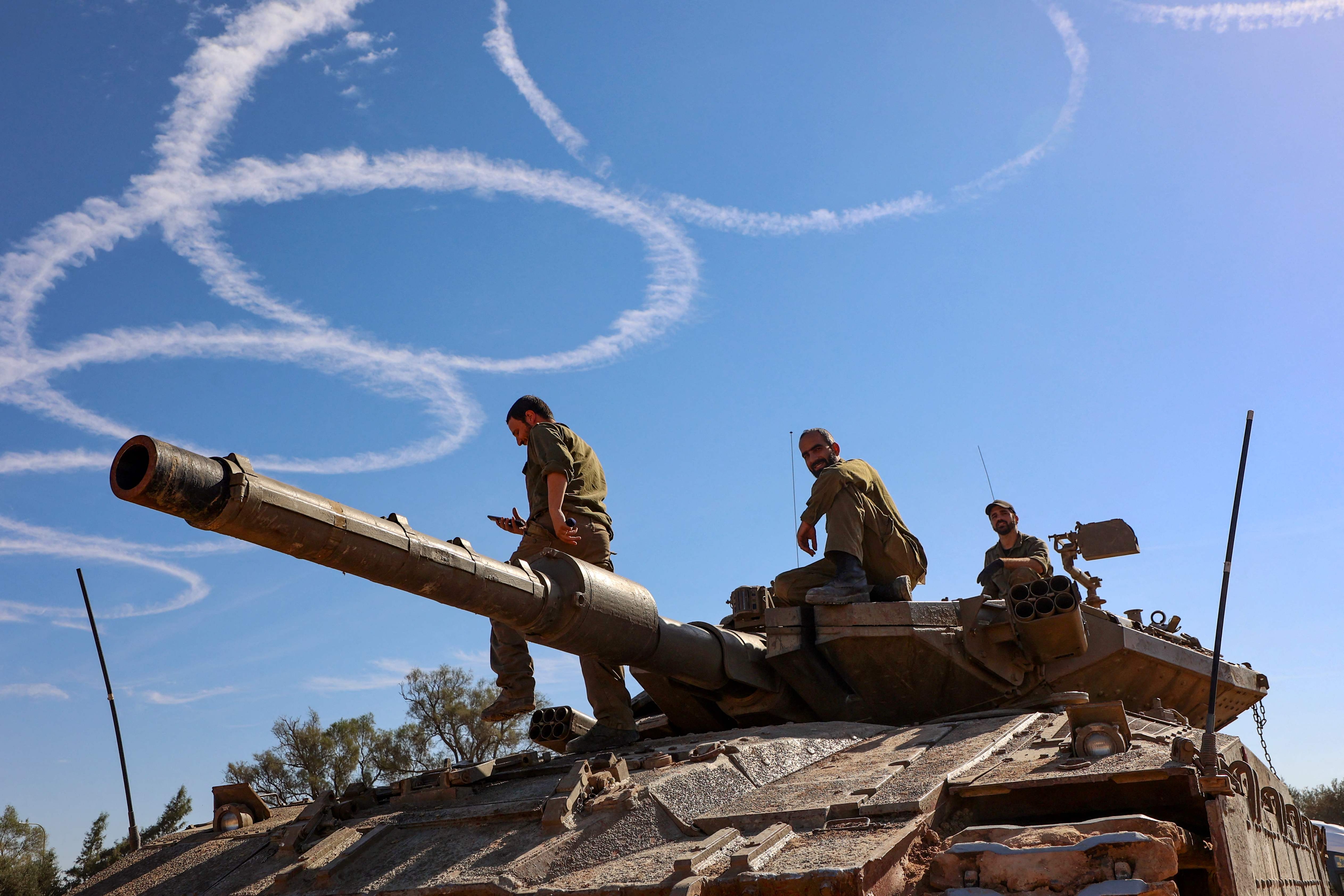 가자지구 인근 탱크 위 올라선 이스라엘군