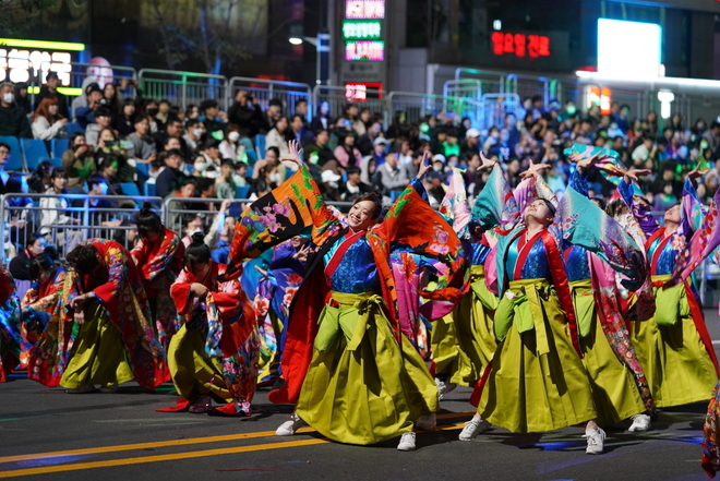 천안흥타령춤축제 거리퍼레이드가 열리고 있다. 천안시 제공