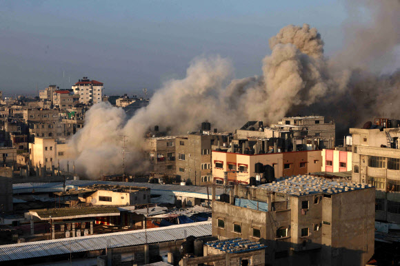 일시 휴전 이레째인 1일(현지시간) 팔레스타인 가자지구에 대한 이스라엘군의 공습이 재개돼 남부 라파의 파괴된 건물들에서 포연이 피어오르고 있다. 라파 AFP 연합뉴스