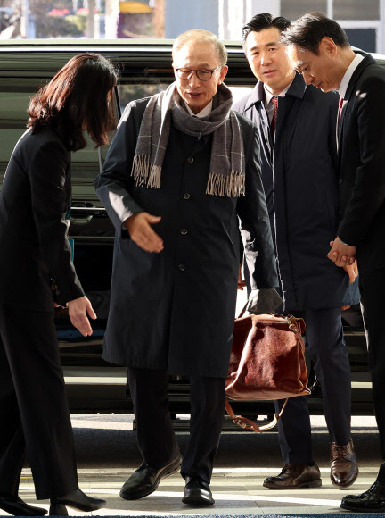 이명박 전 대통령이 1일 오전 인천국제공항 제1여객터미널을 통해 베트남으로 출국하고 있다.  이 전 대통령은 이날부터 베트남을 방문해 보 반 트엉 베트남 국가주석과 면담하고 한-베트남 기업인과 만나는 등 일정을 수행할 예정이다. 2023.12.1  연합뉴스