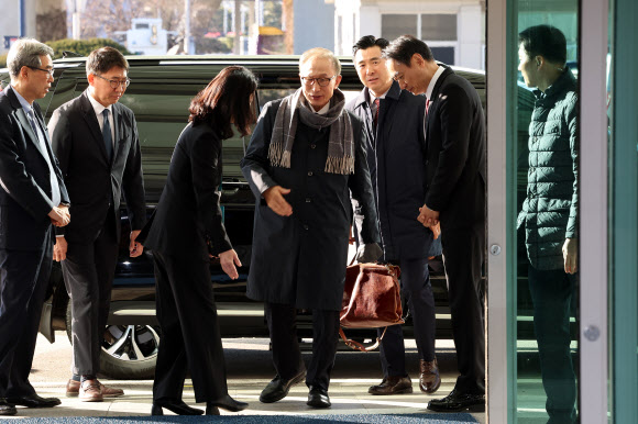 이명박 전 대통령이 1일 오전 인천국제공항 제1여객터미널을 통해 베트남으로 출국하고 있다.  이 전 대통령은 이날부터 베트남을 방문해 보 반 트엉 베트남 국가주석과 면담하고 한-베트남 기업인과 만나는 등 일정을 수행할 예정이다. 2023.12.1  연합뉴스