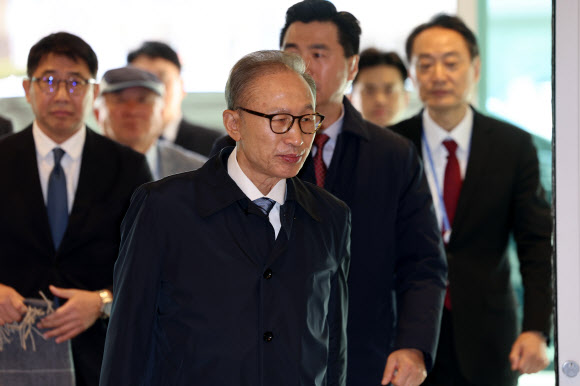 이명박 전 대통령이 1일 오전 인천국제공항 제1여객터미널을 통해 베트남으로 출국하고 있다.  이 전 대통령은 이날부터 베트남을 방문해 보 반 트엉 베트남 국가주석과 면담하고 한-베트남 기업인과 만나는 등 일정을 수행할 예정이다. 2023.12.1  연합뉴스