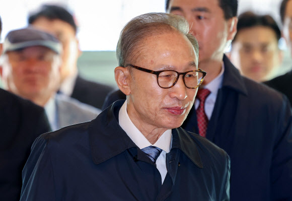 이명박 전 대통령이 1일 오전 인천국제공항 제1여객터미널을 통해 베트남으로 출국하고 있다.  이 전 대통령은 이날부터 베트남을 방문해 보 반 트엉 베트남 국가주석과 면담하고 한-베트남 기업인과 만나는 등 일정을 수행할 예정이다. 2023.12.1 연합뉴스