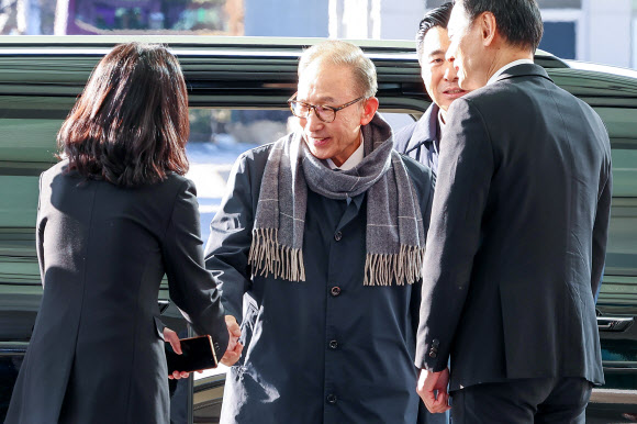 이명박 전 대통령이 1일 오전 베트남 방문을 위해 인천국제공항 제1여객터미널에 도착해 관계자와 인사를 나누고 있다.  이 전 대통령은 이날부터 베트남을 방문해 보 반 트엉 베트남 국가주석과 면담하고 한-베트남 기업인과 만나는 등 일정을 수행할 예정이다. 2023.12.1 연합뉴스