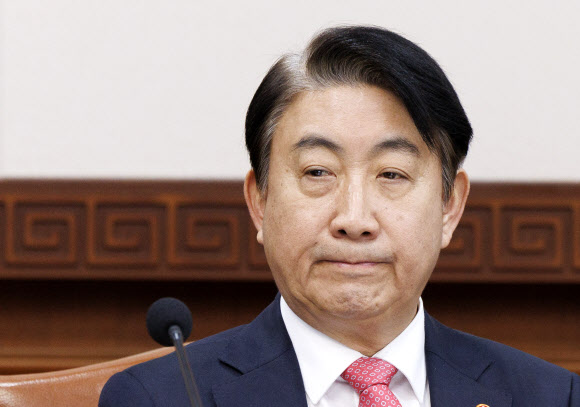 이동관 방송통신위원회 위원장이 ‘노란봉투법’과 방송3법에 대한 재의요구안 등을 처리하기 위해 1일 오전 서울 종로구 정부서울청사에서 열린 임시 국무회의에 참석해 한덕수 국무총리의 국회 탄핵안 발의 관련 발언을 굳은 표정으로 듣고 있다. 국회에서 탄핵안 처리를 앞두고 있는 이 위원장의 방통위원장직 사의 소식은 국무회의 직후 알려졌다. 2023.12.1  연합뉴스