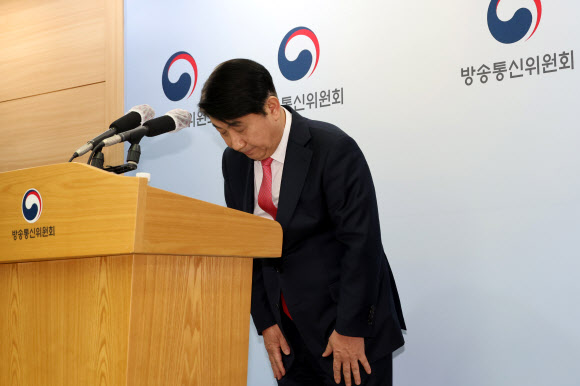 국회의 탄핵안 처리를 앞두고 사퇴한 이동관 방송통신위원장이 1일 오후 정부과천청사 내 방송통신위원회에서 열린 사퇴 기자회견에서 인사하고 있다. 2023.12.1  연합뉴스