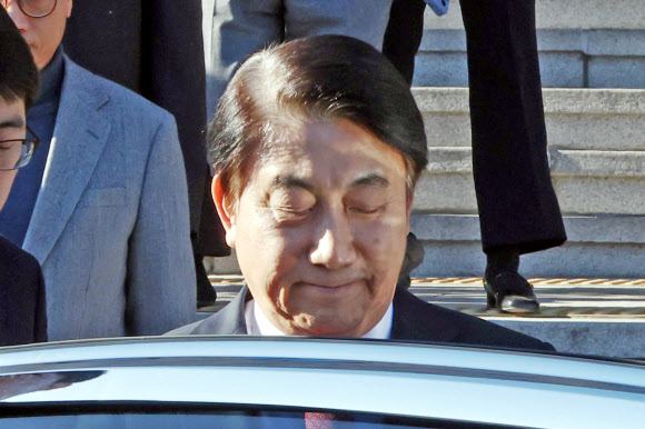 국회의 탄핵안 처리를 앞두고 취임 95일 만에 사퇴한 이동관 방송통신위원장이 1일 오후 정부과천청사 내 방송통신위원회에서  나와 굳은 표정으로 차에 타고 있다. 2023.12.1  연합뉴스