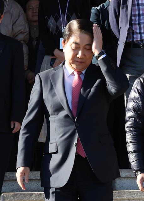 이동관 방송통신위원장이 1일 경기 정부과천청사 방통위에서 사퇴 관련 입장을 발표한 뒤 청사를 떠나고 있다.  이 위원장은 탄핵으로 인한 방통위 기능 정지 사태를 막기 위해 전날 윤석열 대통령에게 사의를 밝힌 것으로 알려졌다.  윤 대통령은 이날 오후 이 위원장을 임명 3개월 만에 면직했다. 2023.12.1 뉴스1