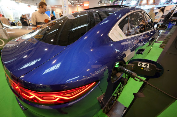 중국 전기자동차 BYD 차량이 1일(현지시간) 독일 에센 모터쇼에 전시돼 있어 한 남성이 살펴보고 있다. 에센 AP 연합뉴스