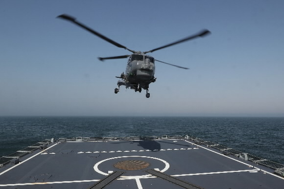 지난 16일 부산 인근 해상에서 항해 중인 세종대왕함(DDG)에서 링스 해상작전 헬기가 이륙하고 있다. 2023. 5. 18 해군 제공