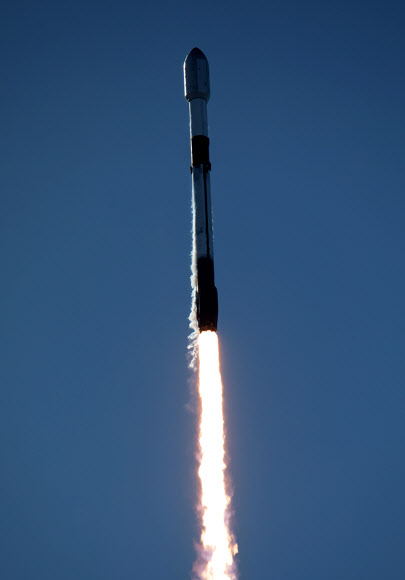 미국 캘리포니아 소재 밴덴버그 우주군 기지에서 우리 군 첫 정찰위성 1호기를 탑재한 미국 스페이스Ⅹ사의 우주발사체 ‘팰컨9’이 1일(현지시간) 발사되고 있다. 2023.12.2. 스페이스X 제공