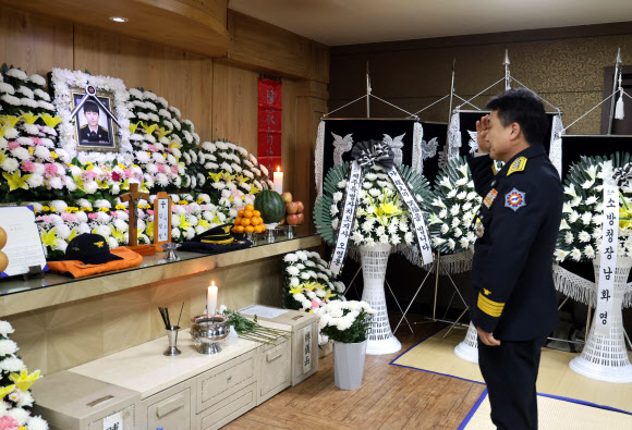남화영 소방청장이 2일 제주시 부민장례식장에 마련된 고 임성철 소방장 빈소를 찾아 조의를 표하고 있다. 2023.12.2 연합뉴스