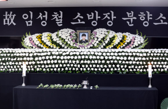 2일 제주시 연동 제주소방안전본부 1층 회의실에 마련된 고 임성철 소방장의 시민분향소. 임 소방장은 지난 1일 화재 진압 중 사고로 순직했다. 2023.12.2 연합뉴스