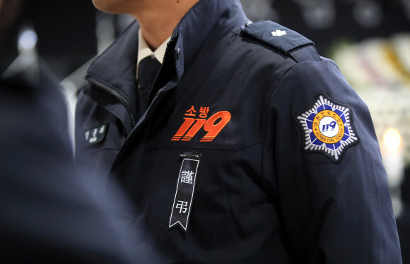 2일 제주시 연동 제주소방안전본부 1층에 마련된 시민분향소에서 고(故) 임성철 소방장의 동료들이 근조 리본을 가슴에 달고 있다. 화재 진압 중 순직한 임 소방장의 장례는 오는 5일 제주특별자치도장(葬)으로 엄수된다. 2023.12.02. 뉴시스