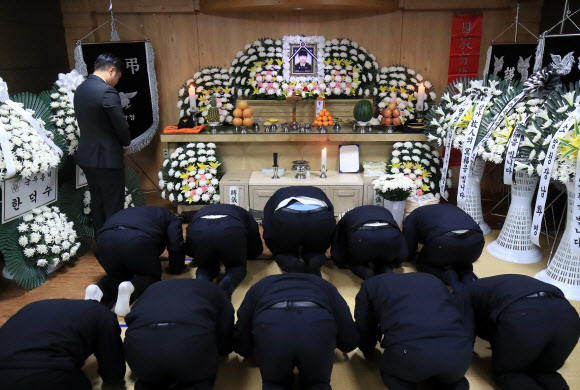 2일 제주시 부민장례식장에 마련된 고(故) 임성철 소방장 빈소에 동료 소방관들이 찾아와 고인을 추모하고 있다. 화재 진압 중 순직한 임 소방장의 장례는 오는 5일 제주특별자치도장(葬)으로 엄수된다. 2023.12.02. 뉴시스