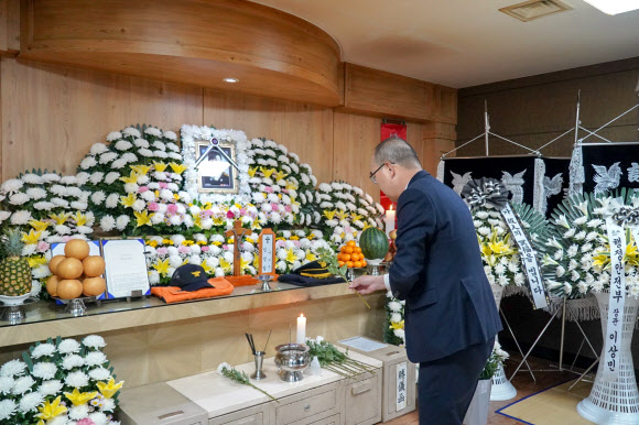 윤종진 국가보훈부 차관이 2일 오후 제주시 부민장례식장에 마련된 고 임성철 소방장 빈소를 찾아 조문하고 있다. 2023.12.2. 국가보훈부 제공