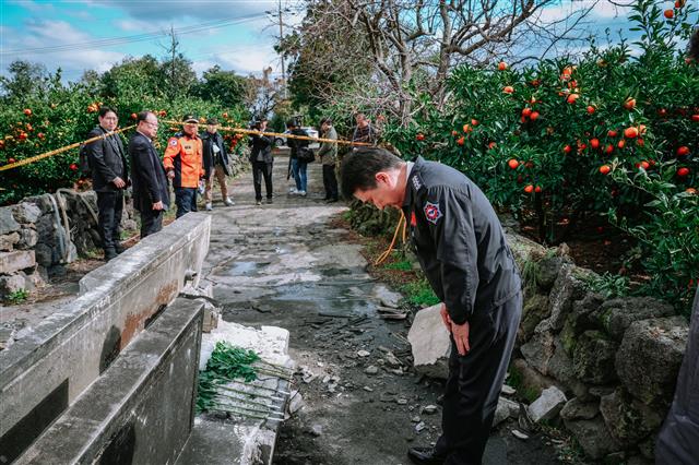 2일 오후 남화영 소방청장이 제주 서귀포시 표선면 세화리 감귤창고 사고현장을 찾아 지난 1일 화재진압 중 숨진 고(故) 임성철 소방장을 애도하고 있다. 2023.12.2. 소방청 제공