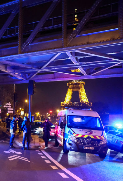 프랑스 파리 경찰이 2일(현지시간) 행인에 대한 흉기와 둔기 공격이 발생, 한 명이 숨지고 2명이 다친 센강 변의 비르아켐 다리를 봉쇄하고 있다. 뒤에 에펠탑이 아주 가깝다. 파리 로이터 연합뉴스