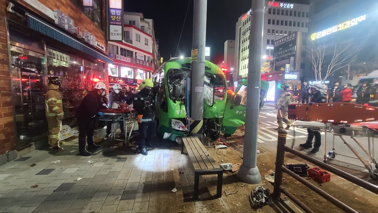 지난 2일 오후 8시 10분쯤 부산 동구 범일동 부산진시장 앞에서 마을버스가 승용차와 신호등 기둥을 들이받아 6명이 중경상을 입었다. 부산소방재난본부 제공