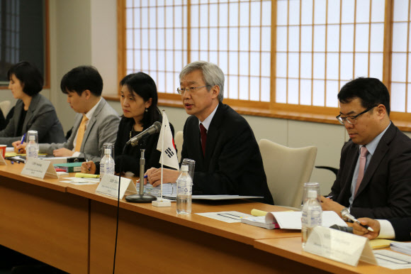 당시 이태호(오른쪽 두 번째) 외교부 경제외교조정관이 2016년 1월 12일 일본 도쿄의 외무성 청사에서 열린 제14차 한일 고위경제협의회에서 발언하고 있다. 연합뉴스