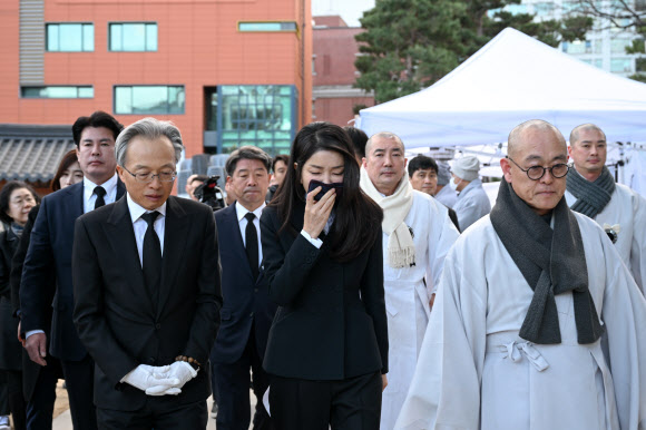 윤석열 대통령 부인 김건희 여사가 2일 오후 서울 종로구 조계사에 마련된 대한불교 조계종 전 총무원장 자승스님의 분향소를 찾아 조문한 뒤 차담회 장소로 이동하고 있다. 2023.12.2. 대통령실 제공