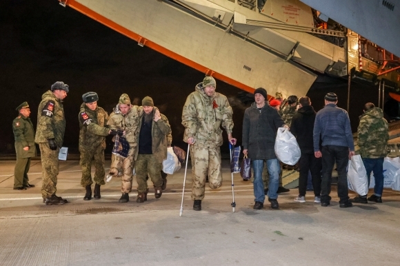 포로 협상으로 돌아온 러시아 병사들 - 우크라이나 전쟁 중 포로로 붙잡혔다가 협상 끝에 모국으로 돌아온 러시아 병사 106명 가운데 일부가 10일(현지시간) 모스크바 공항에 내려 목발을 짚은 채 걷고 있다. 이날 우크라이나 병사 100명도 집으로 돌아갔다. 양국은 지난해 2월 개전 이후 정기적으로 포로를 교환해 왔으며 일부 병사들은 전투와 고문 등으로 심각한 상처를 입었다. 2023.4.10 모스크바 타스 연합뉴스