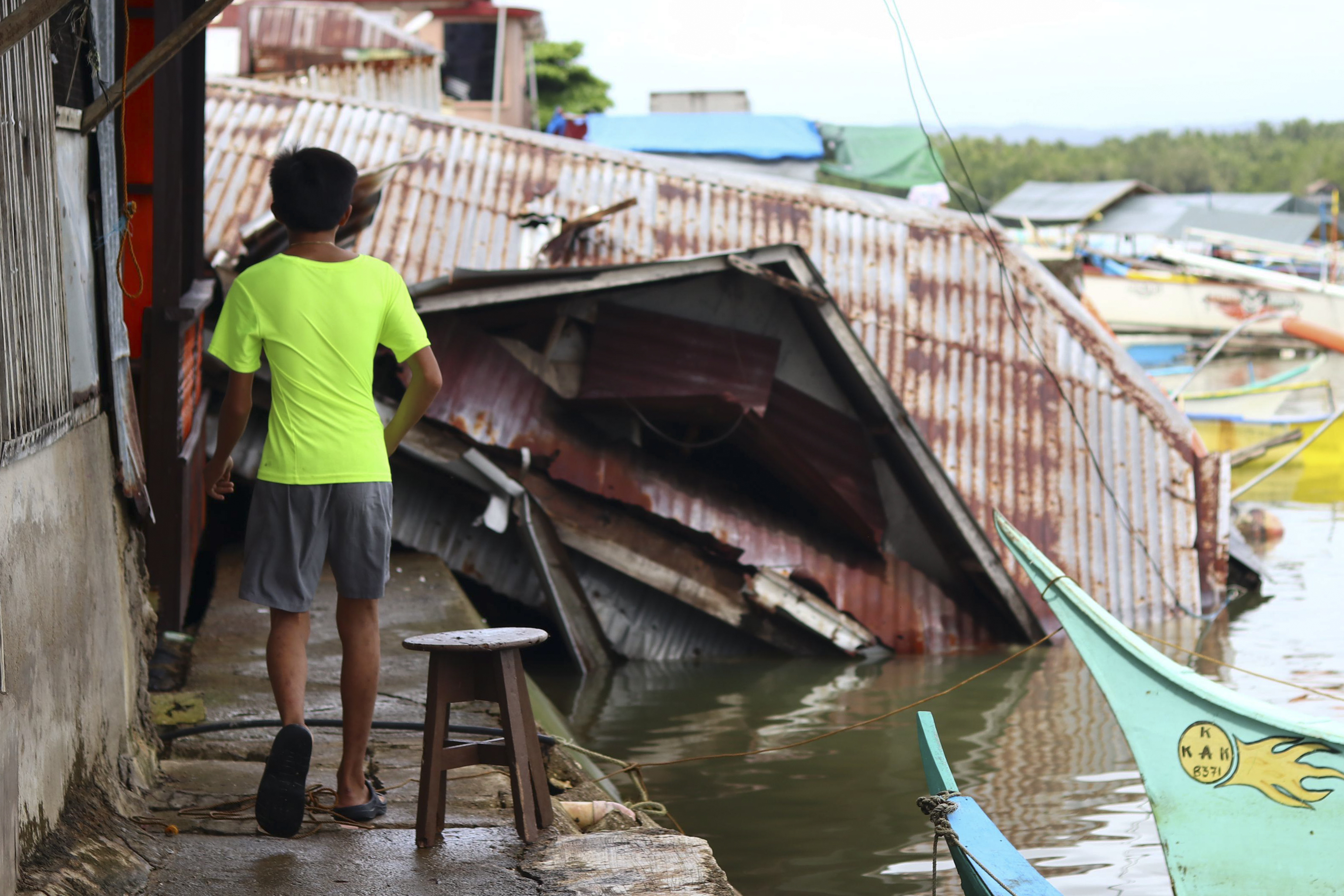 3일(현지시간) 필리핀 남부에서 한 주민이 지진으로 무너진 집을 지나고 있다. 2023.12.3 AP 연합뉴스