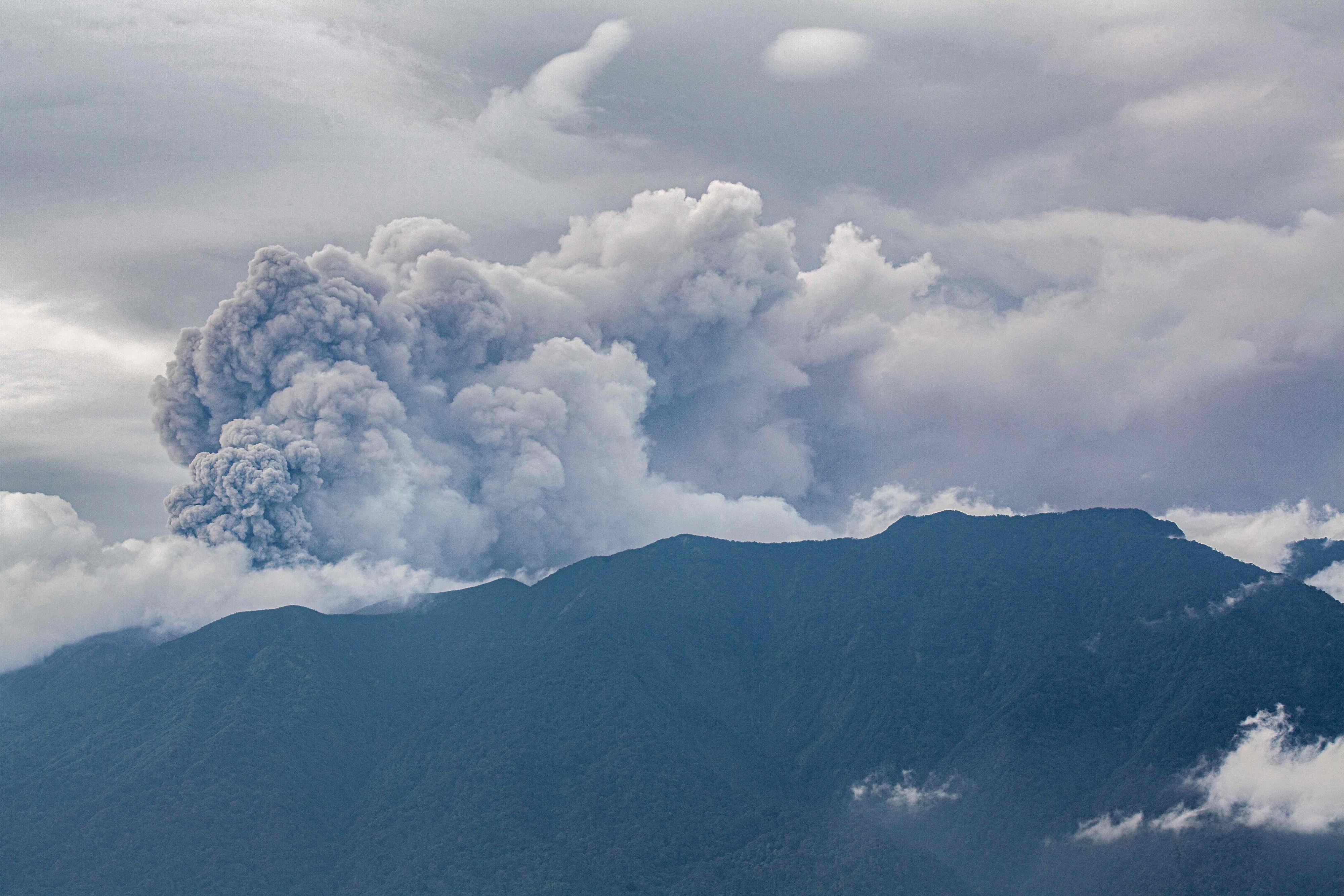 3일(현지시간) 인도네시아 중부 자바 족자카르타 인근의 므라피 화산이 폭발했다. 인도네시아는 최근 강진이 잇따른 필리핀과 같은 ‘불의고리’ 환태평양 지진대에 위치해 있다. 2023.12.3 AFP 연합뉴스