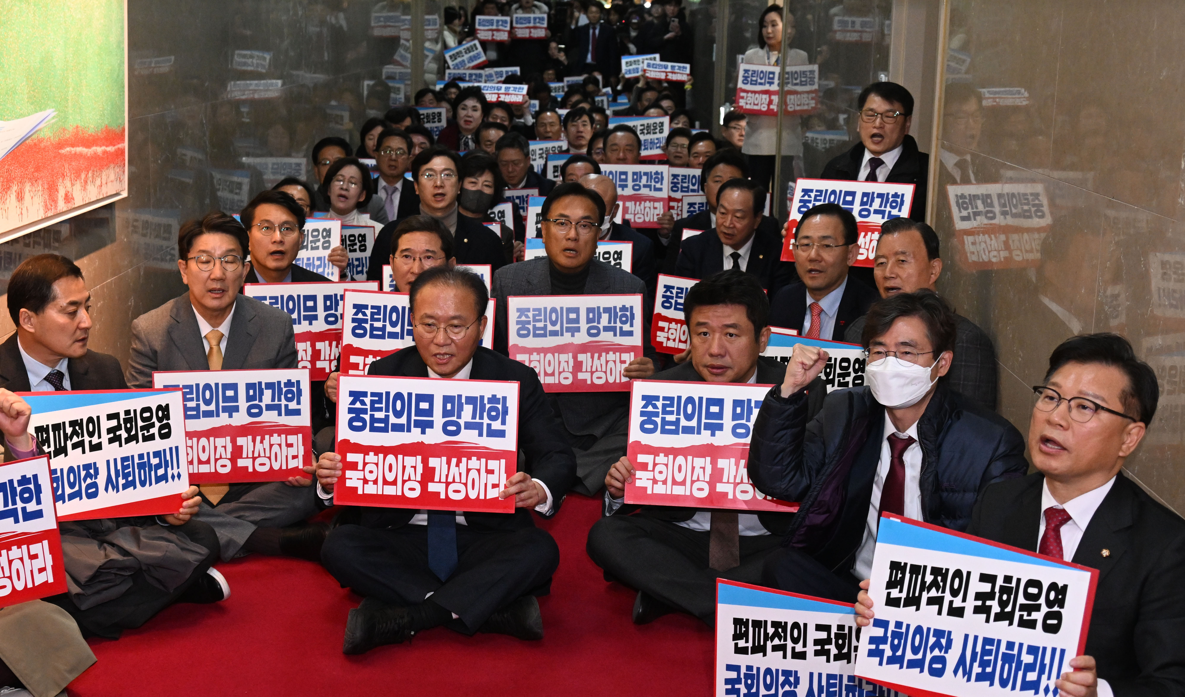 국민의힘 의원들이 30일 오후 서울 여의도 국회의장실 앞에서 본회의를 앞두고 더불어민주당의 이동관 방송통신위원장 탄핵안 상정과 관련 김진표 의장 규탄 구호를 외치고 있다. 2023.11.30안주영 전문기자